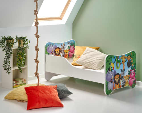 Detská posteľ so zábranou so zdobenými bočnicami