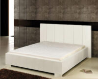 Moderná čalúnená posteľ s rámom z kvalitného dreva