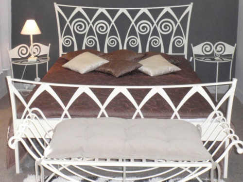 Biela kovová manželská posteľ s arabskými ornamentmi