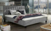 Moderná sivá čalúnená posteľ s vysokým čelom