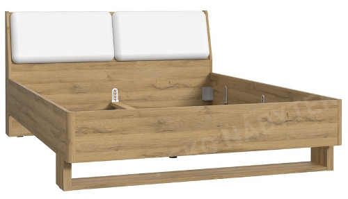 Drevená manželská posteľ s bielym vankúšom na čelo