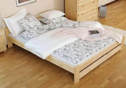 Kvalitná posteľ z masívneho dreva