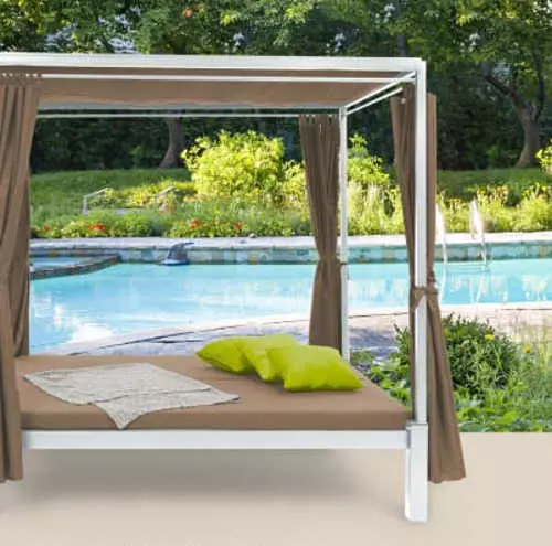 Relaxačný altánok s posteľou pri záhradnom bazéne