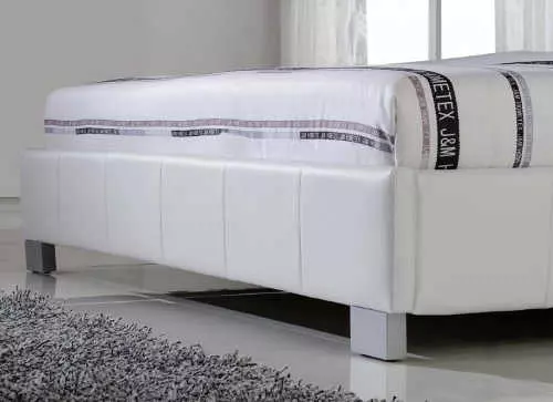 Biela kožená manželská posteľ so striebornými nohami