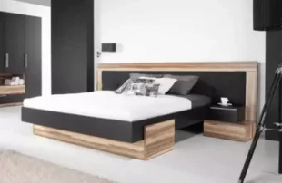 Lacná manželská posteľ z orechového dreva s veľkým čelom