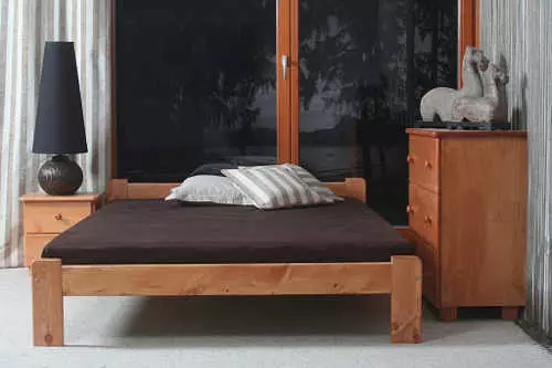 Manželská posteľ z hodnotného masívneho dreva