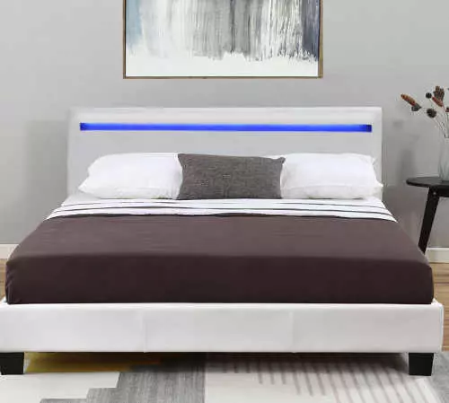 Moderná čalúnená posteľ v bielej farbe s LED