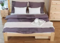 Priestranná manželská posteľ z kvalitného borovicového dreva