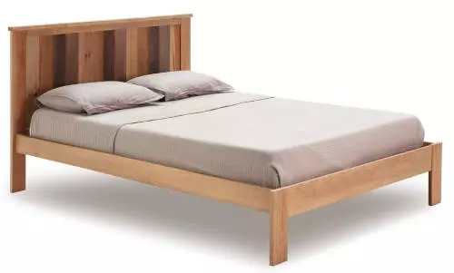 Rustikálna drevená manželská posteľ na nožičkách