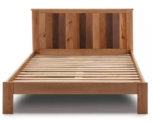 Rustikálna posteľ z masívneho borovicového dreva