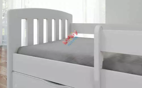 Bezpečná detská posteľ bielej farby