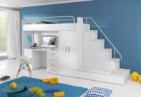 Detská poschodová posteľ je súčasťou praktického vybavenia izby