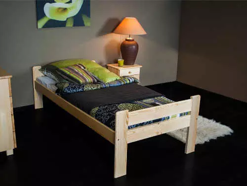 Drevená klasická jednolôžková posteľ
