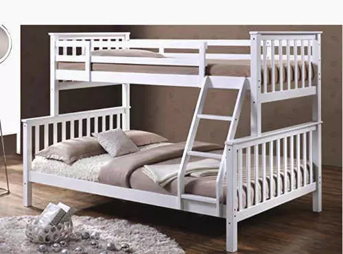 Lacná poschodová posteľ pre tri deti