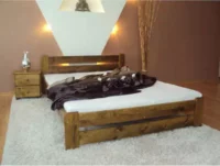 Manželská posteľ z masívneho borovicového dreva s rozmermi 140×200 cm