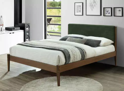 Manželská posteľ z masívneho dreva s čalúneným čelom