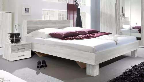 Moderná manželská posteľ Verwood s nočnými stolíkmi je vyrobená z kvalitných materiálov