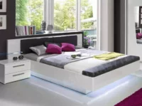 Biela lesklá posteľ 180×200 cm s úložnou lavicou a LED podsvietením