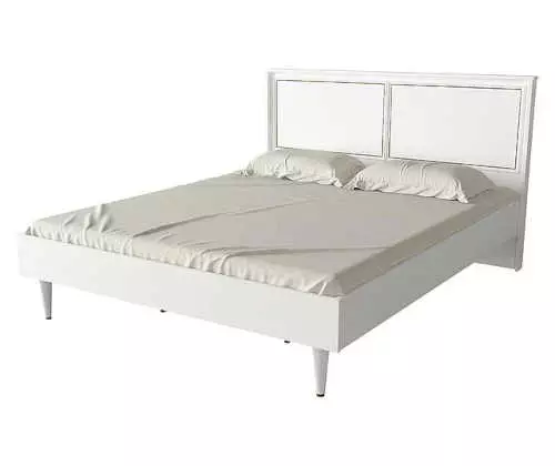 Biela posteľ na nohách
