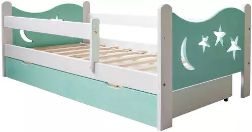 Drevená detská posteľ so zábranami