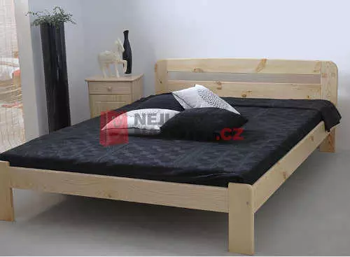 Manželská posteľ z masívneho dreva s roštom v minimalistickom dizajne