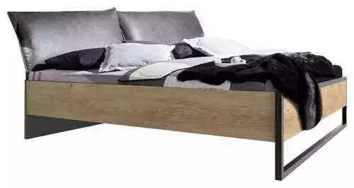 Moderná manželská posteľ s vankúšmi