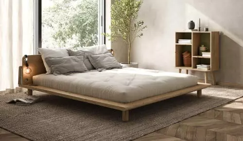 Nízka drevená posteľ pre moderný byt