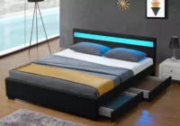 Nízka posteľ pre mladý manželský pár s úložným priestorom čierne kožené čalúnenie a led osvetlenie