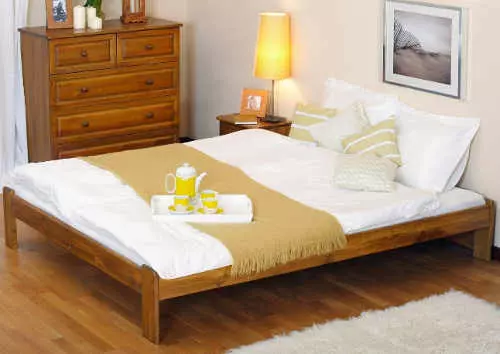 Priestranná manželská posteľ z borovicového dreva