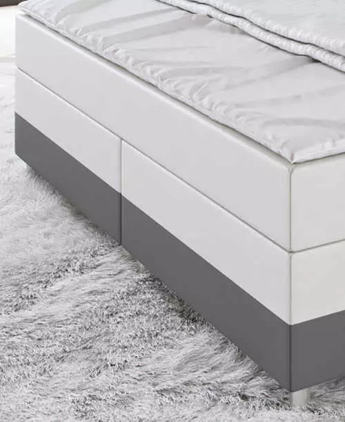 Vysoká americká posteľ čalúnená bielou a sivou ekokožou